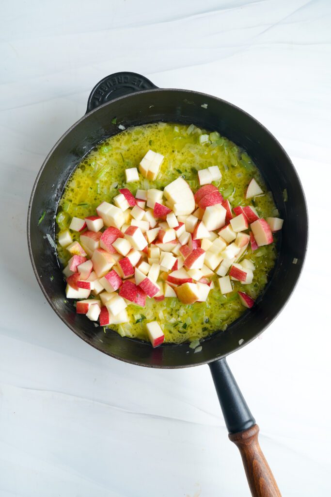 bouillon de poulet et cubes de pommes | cookingwithcassandra.com