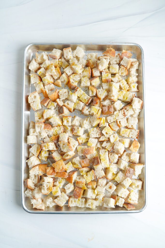 Cubes de pain pour la recette de farce de Thanksgiving | cookingwithcassandra.com