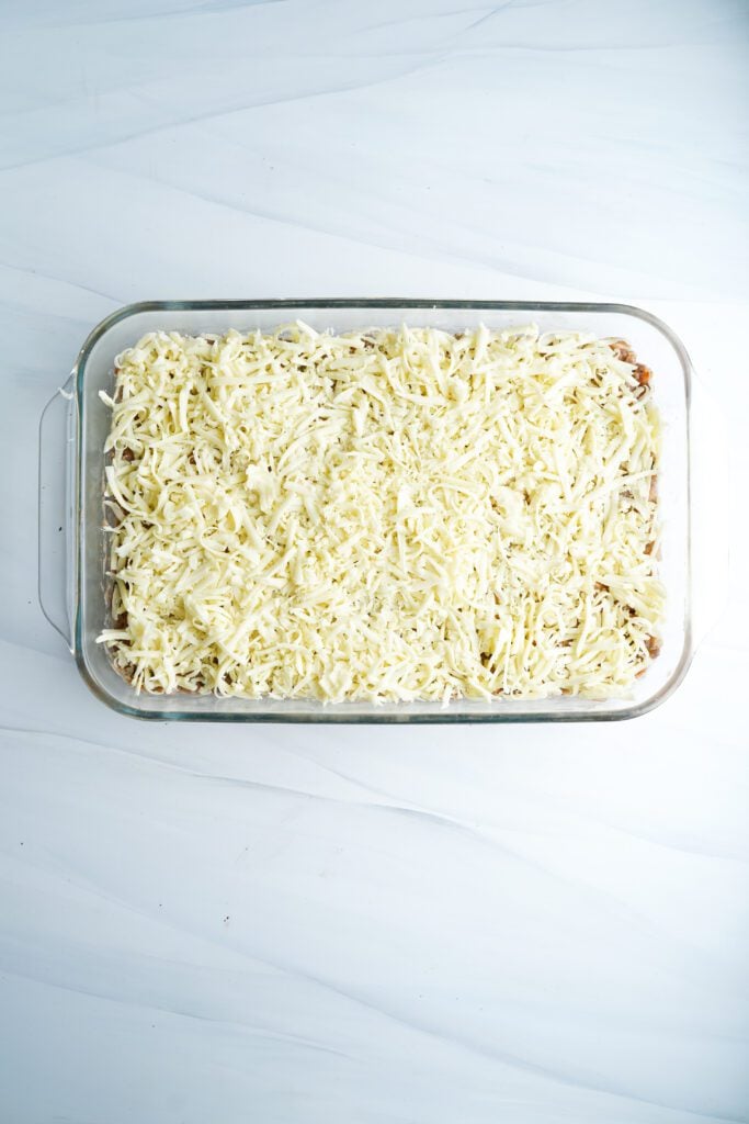 Lasagne de courge spaghetti avec du fromage mozzarella râpé | cookingwithcassandra.com