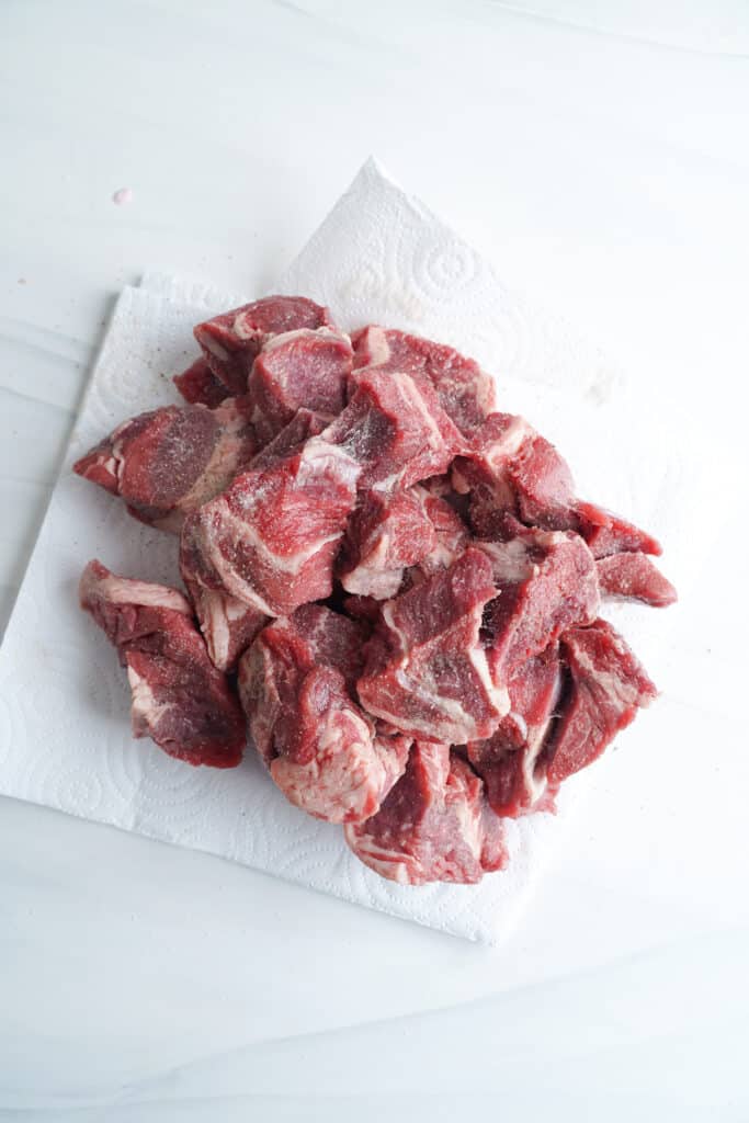Morceaux de bœuf pour la recette de ragoût de bœuf | cookingwithcassandra.com