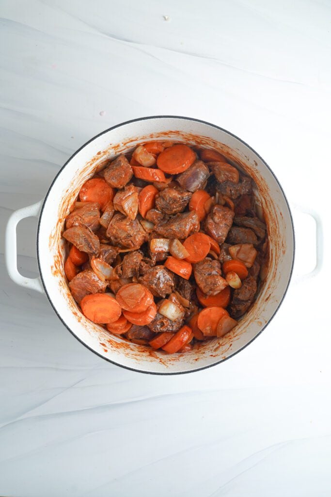 Ragoût de bœuf dans une casserole | cookingwithcassandra.com