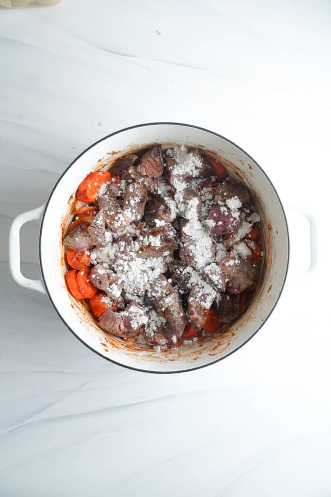 Saupoudrez le mélange de farine tout usage pour épaissir la sauce pour la recette de ragoût de bœuf | cookingwithcassandra.com