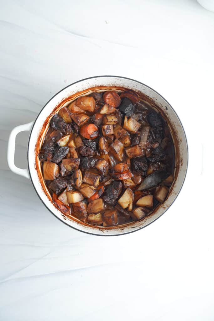 Ragoût de Bœuf Traditionnel dans une casserole | cookingwithcassandra.com