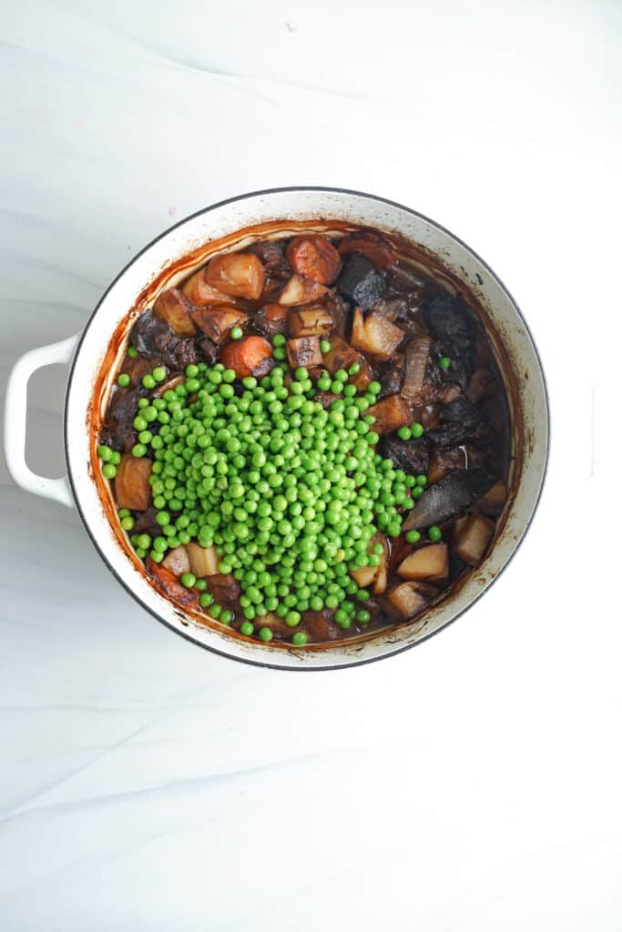 Petits pois dans la casserole pour la recette de ragoût de bœuf | cookingwithcassandra.com