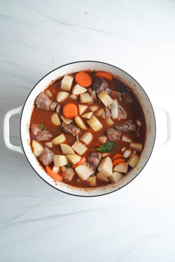 mélange des ingrédients du ragoût de bœuf traditionnel | cookingwithcassandra.com