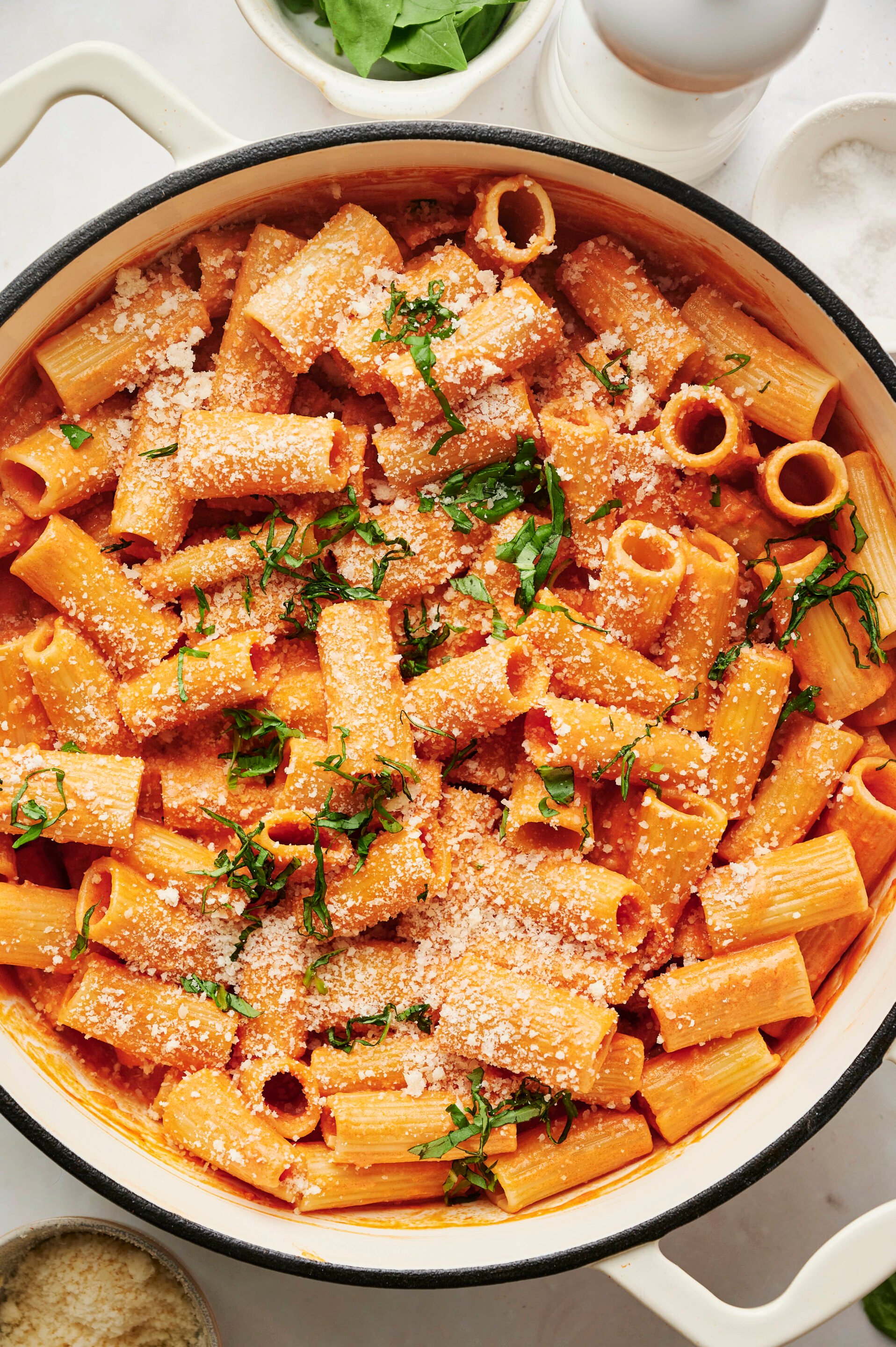 Pot de Pasta alla Vodka garni de parmesan fraîchement râpé et de basilic frais