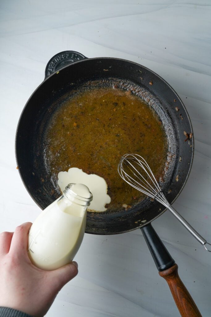 Préparation de la sauce pour la recette Alfredo | cookingwithcassandra.com