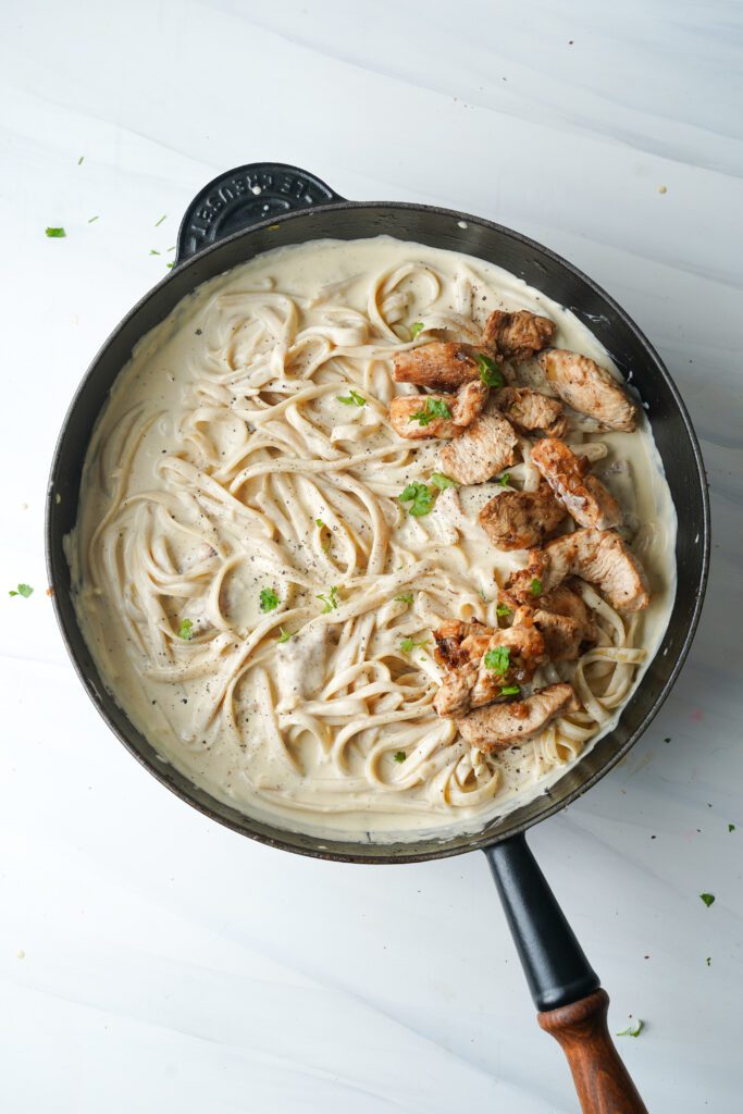 Fettuccine Alfredo dans une casserole en fonte | cookingwithcassandra.com