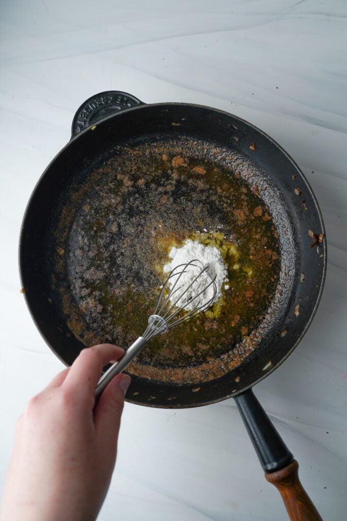 Mélange de farine dans le beurre pour épaissir la sauce Fettuccine Alfredo | cookingwithcassandra.com