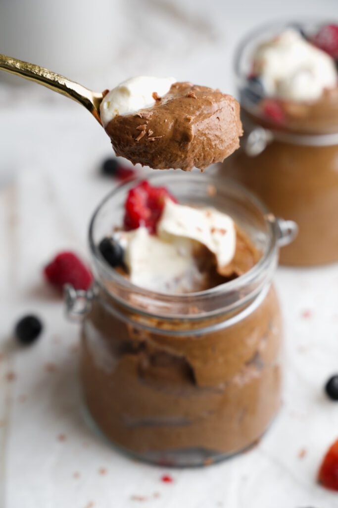 Mousse au chocolat à l’avocat facile | cookingwithcassandra.com