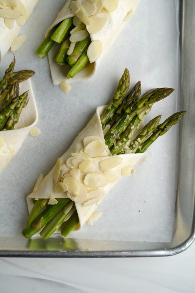 Asperges Enveloppées dans une Pâte Feuilletée | cookingwithcassandra.com