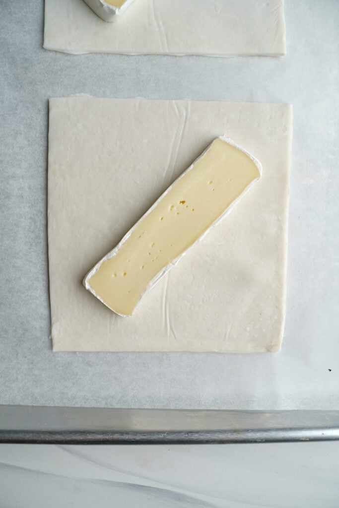 Fromage Tranché sur une Pâte Feuilletée | cookingwithcassandra.com