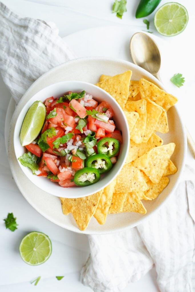 Pico De Gallo fait maison avec des chips | cookingwithcassandra.com