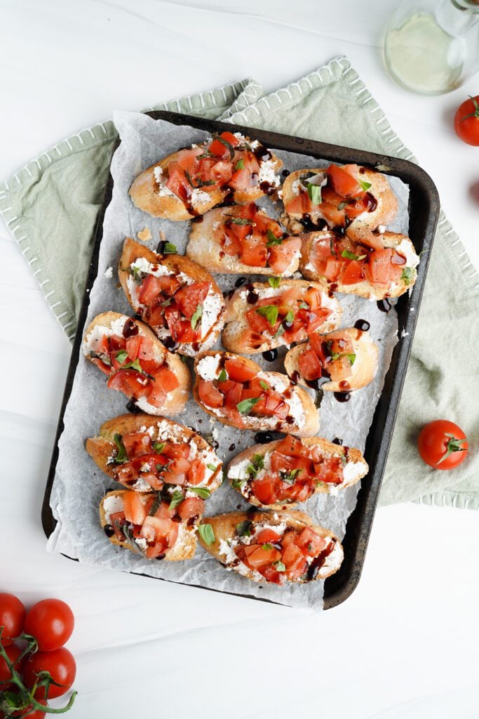 Garnitures de bruschetta sur pain grillé | cookingwithcassandra.com