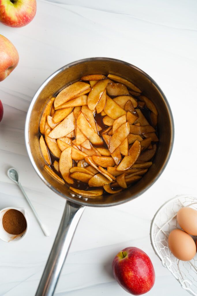 Pomme caramélisée tranchée finement | cookingwithcassandra.com