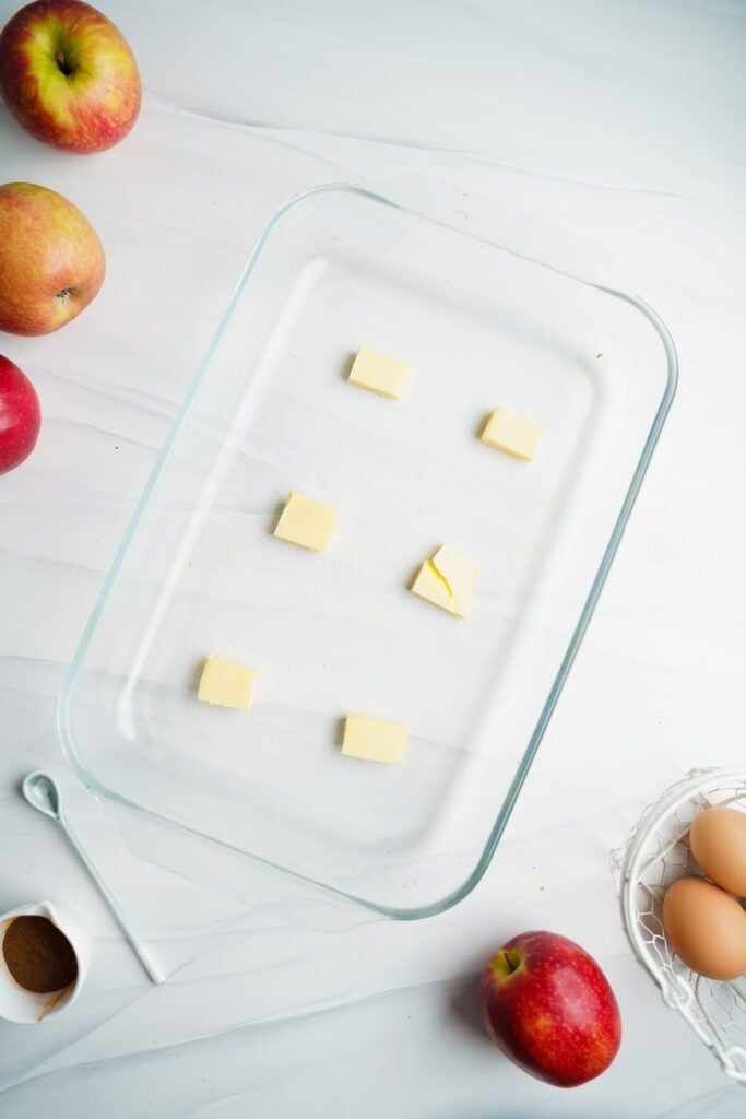 Beurre dans un plat de cuisson en verre | cookingwithcassandra.com