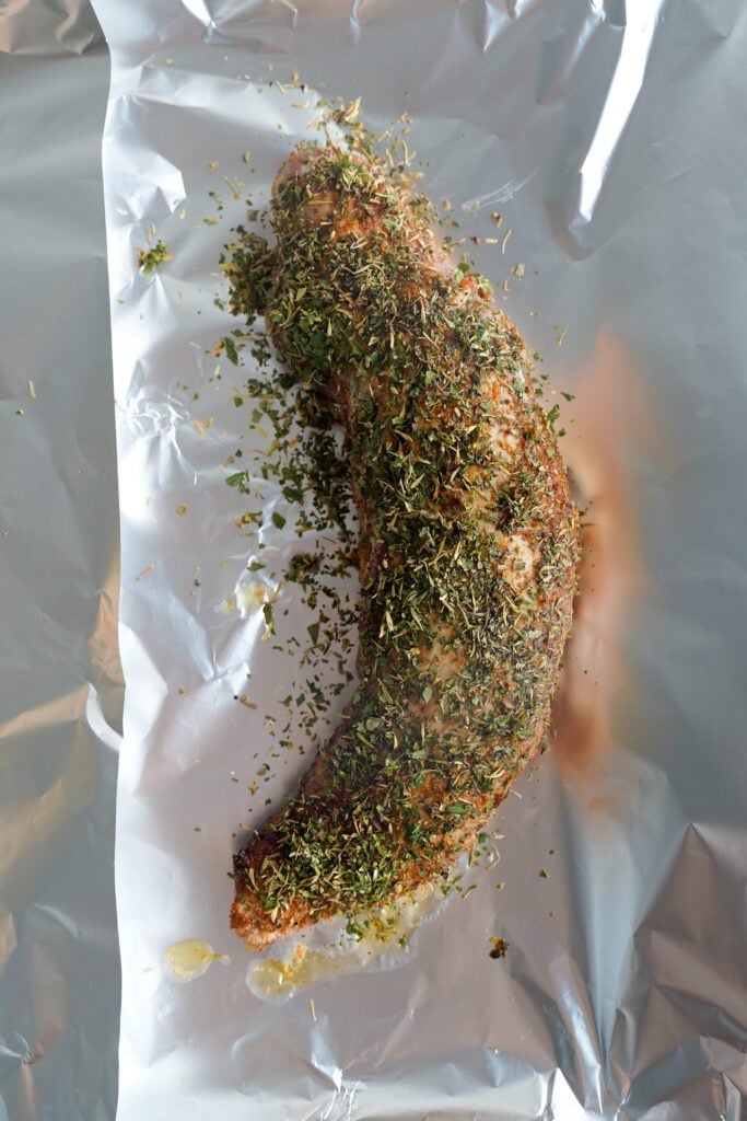 filet mignon de porc recouvert d'herbes | cookingwithcassandra.com