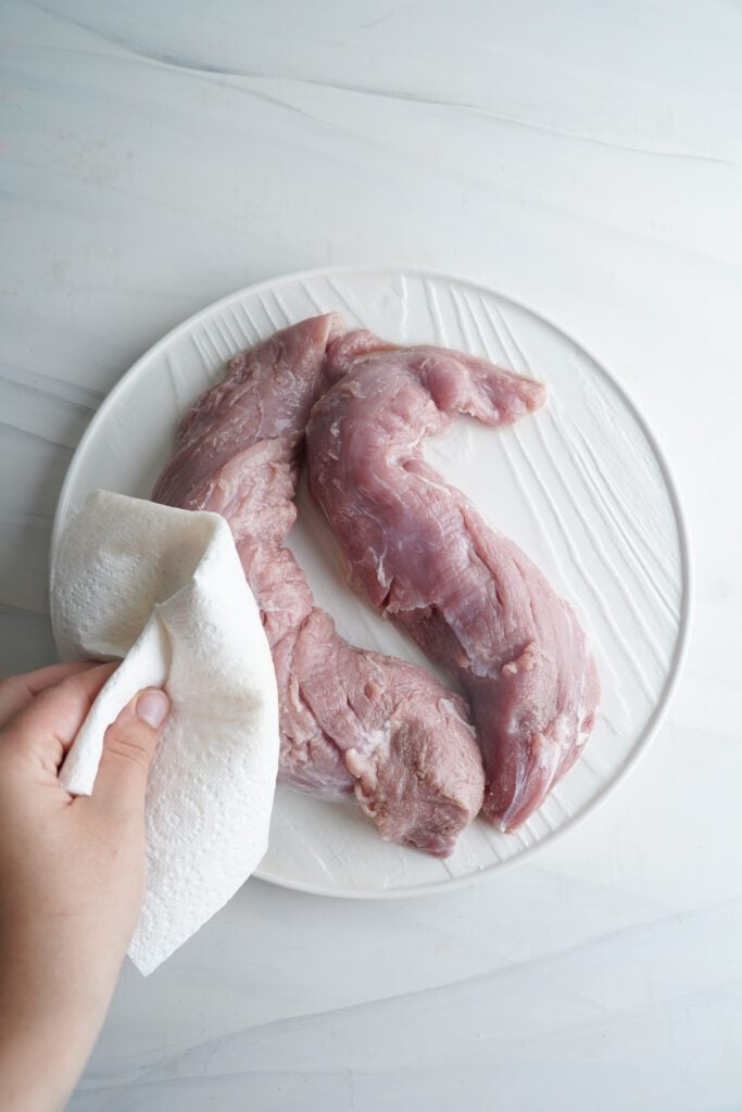 sécher le filet mignon de porc avec du papier absorbant | cookingwithcassandra.com