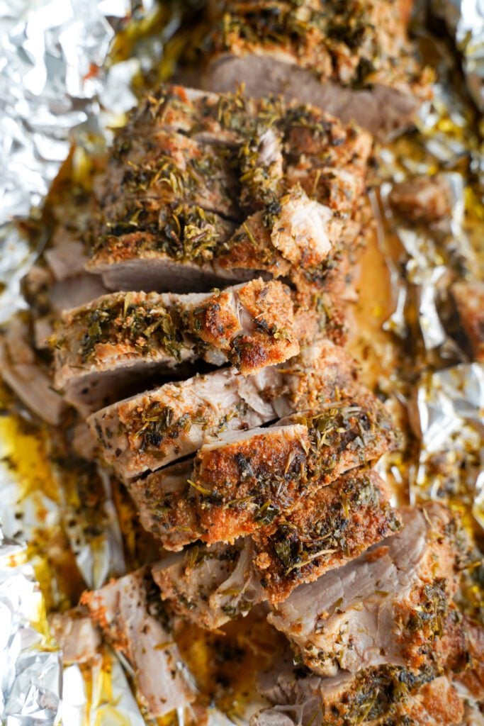 filet mignon de porc juteux avec beurre aux herbes | cookingwithcassandra.com