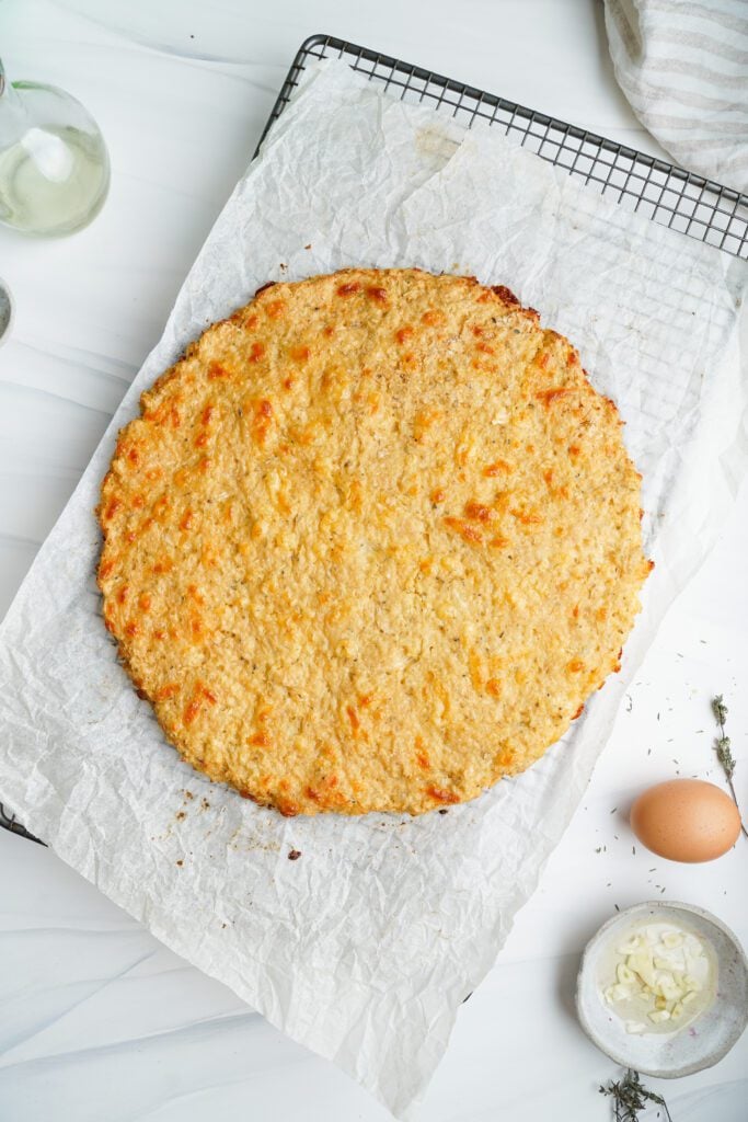Croûte de pizza au chou-fleur cuite | cookingwithcassandra.com