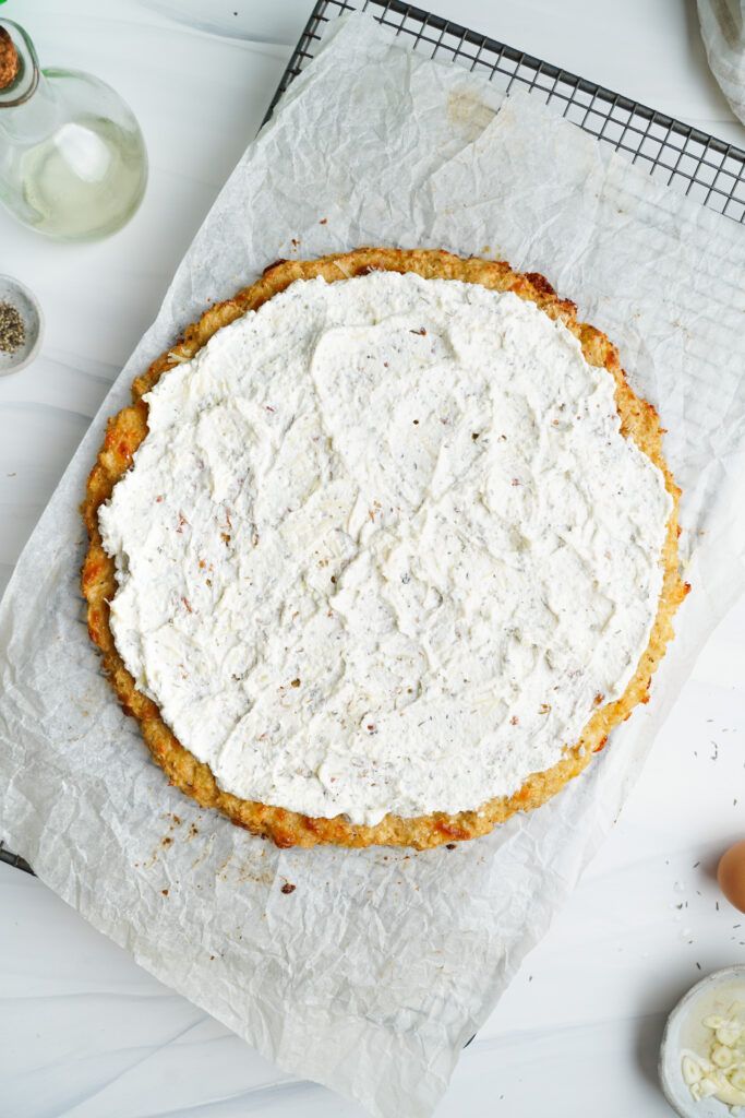 Mélange de ricotta sur la croûte de pizza au chou-fleur | cookingwithcassandra.com