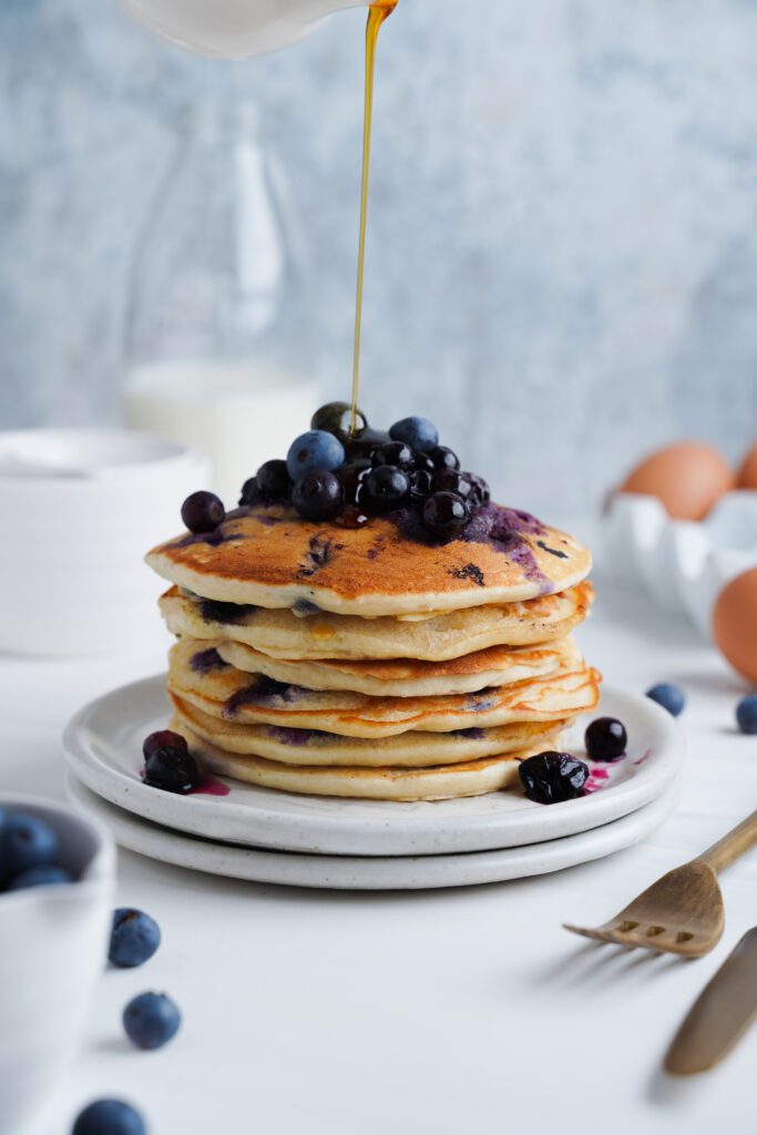 Pancakes garnis de sirop et de myrtilles | cookingwithcassandra.com