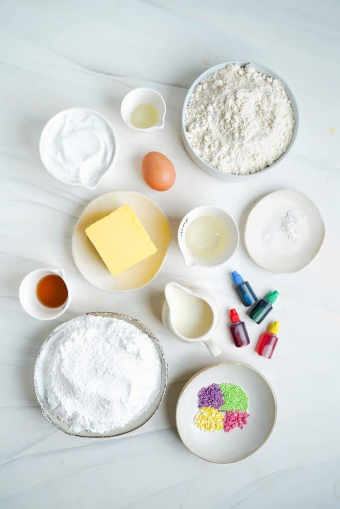 Tous les ingrédients pour faire des biscuits au sucre et un glaçage facile pour les biscuits au sucre.