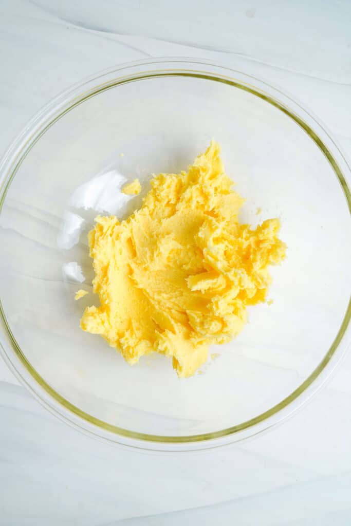 Beurre et sucre crémeux dans un bol en verre.