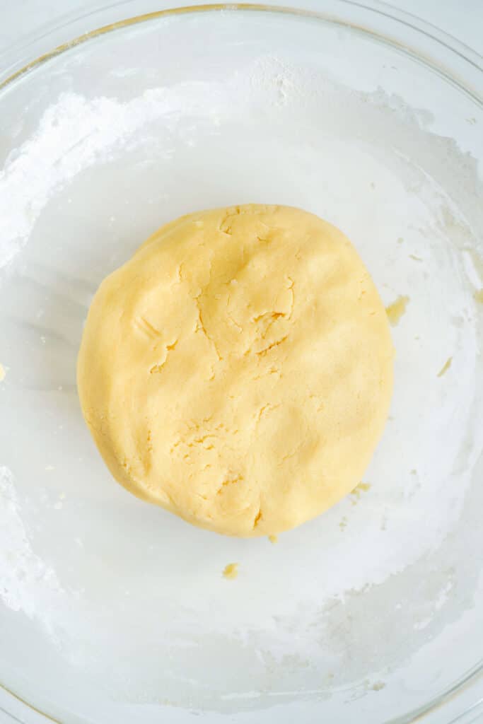 Pâte à biscuit au sucre formée en boule dans un bol en verre.