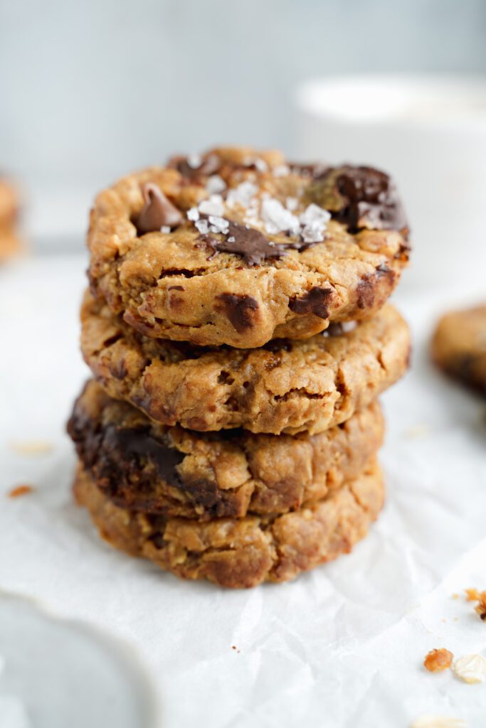 Biscuits au beurre de cacahuète, à l'avoine et aux pépites de chocolat | cookingwithcassandra.com