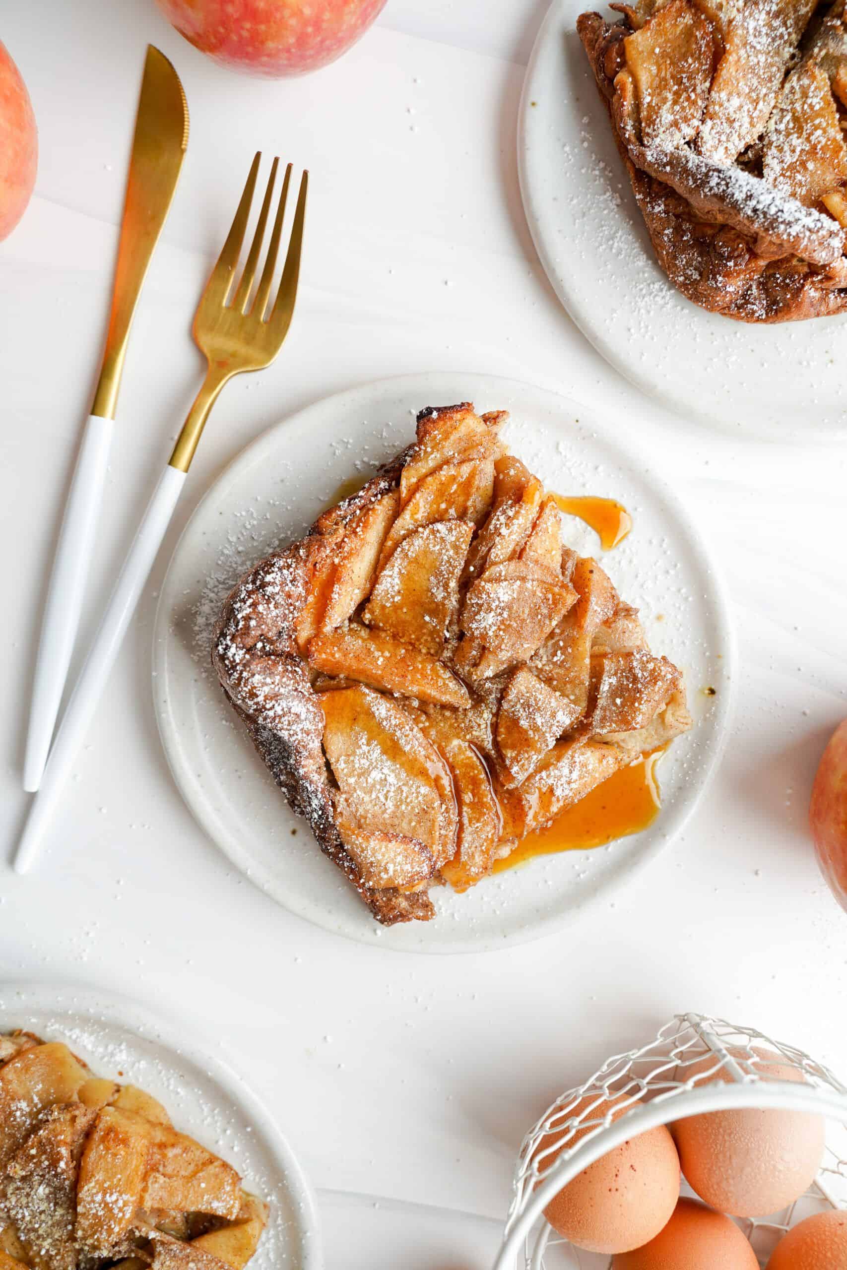 Pancake soufflé aux pommes avec du sucre  | cookingwithcassandra.com