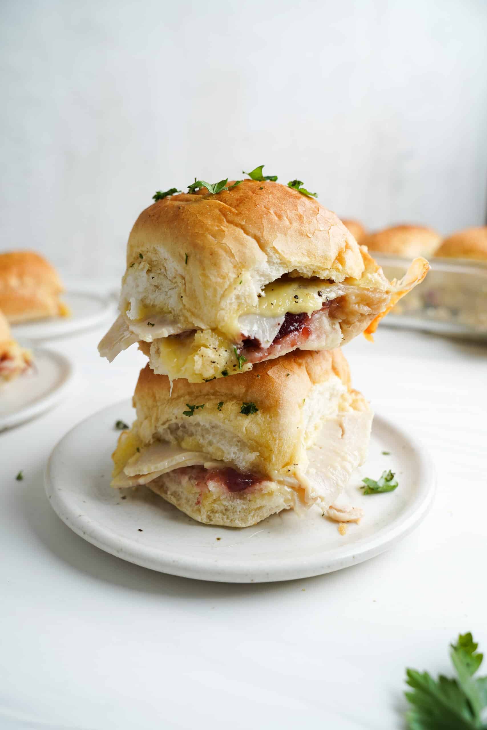 Mini-burgers de restes de dîner de fête à la canneberge | cookingwithcassandra.com