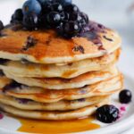 Pancakes aux myrtilles rapides et faciles (Les plus moelleux !)