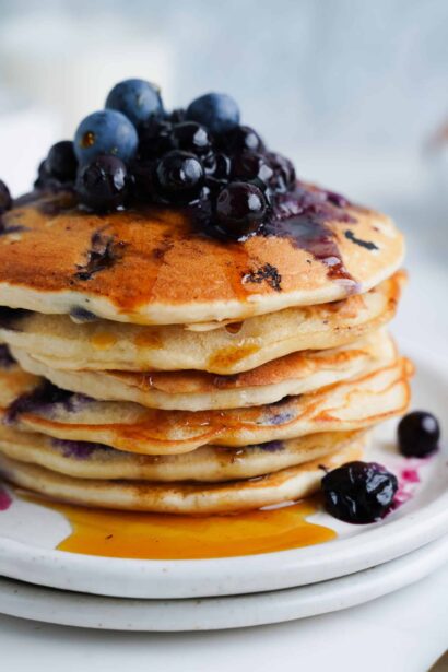 Pancakes aux myrtilles rapides et faciles (Les plus moelleux !)