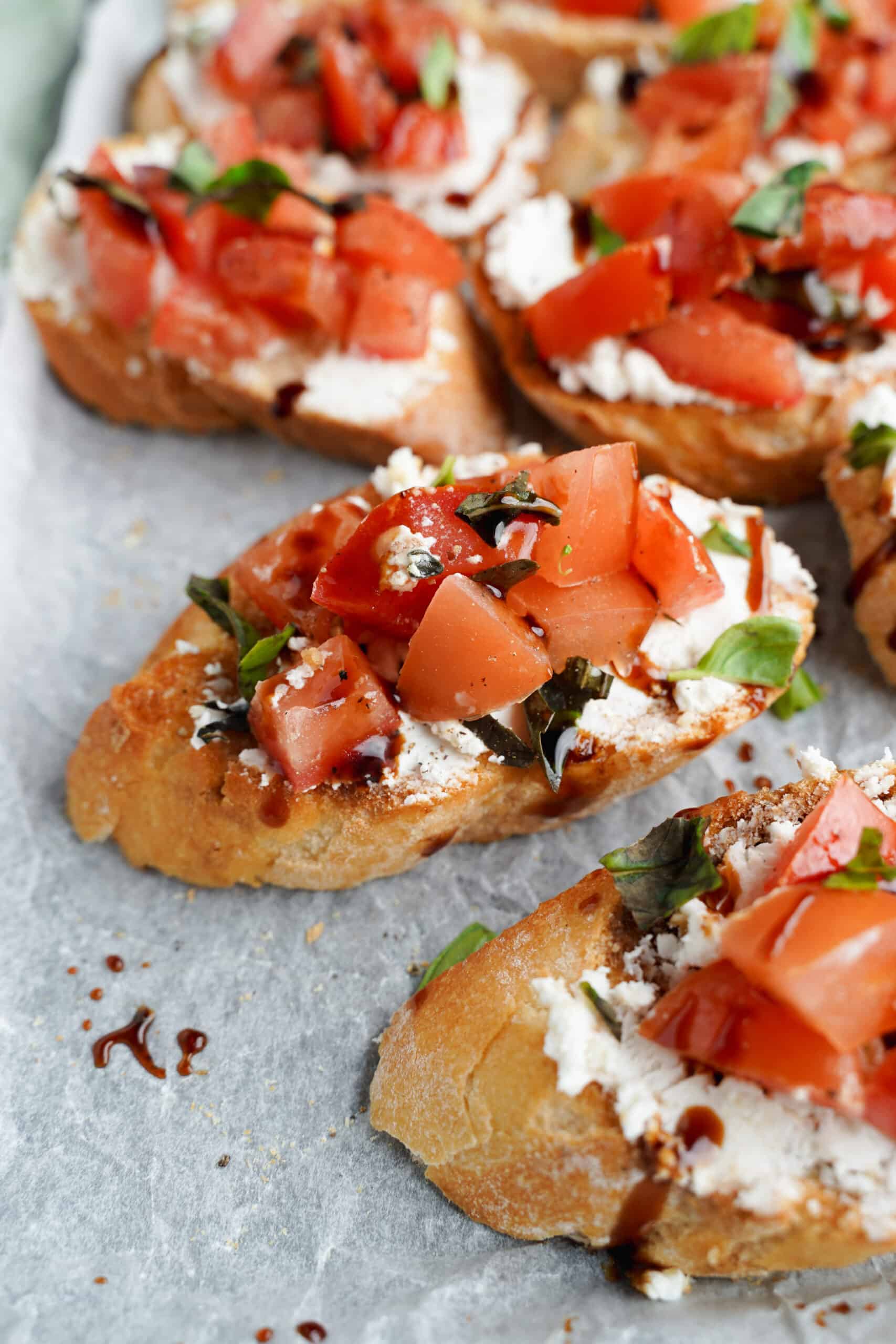 Pain grillé avec garnitures de bruschetta | cookingwithcassandra.com