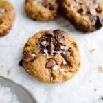 Biscuits sans farine au beurre de cacahuète, flocons d’avoine et pépites de chocolat