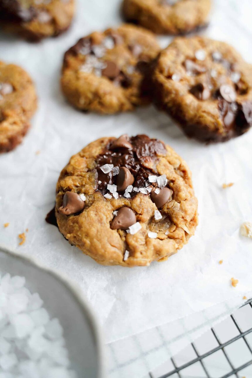 Biscuits sans farine au beurre de cacahuète, flocons d’avoine et pépites de chocolat