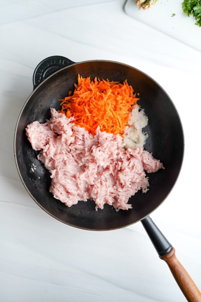 Poulet Haché, Carottes et Échalotes dans une Grande Poêle | cookingwithcassandra.com