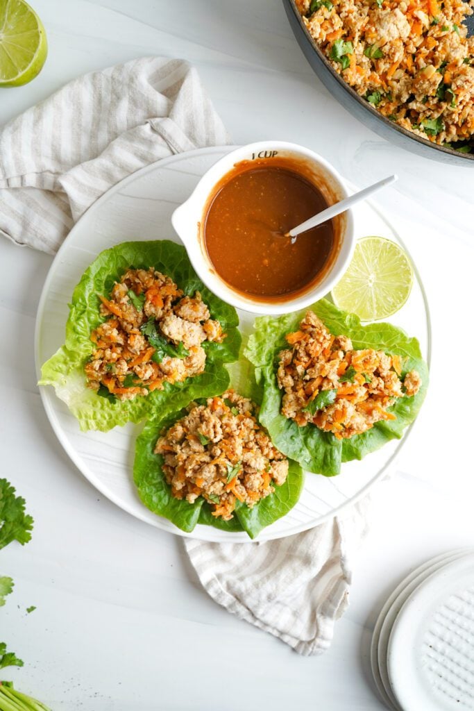 Wraps de Poulet Sauté sur Laitue avec Sauce aux Cacahuètes | cookingwithcassandra.com