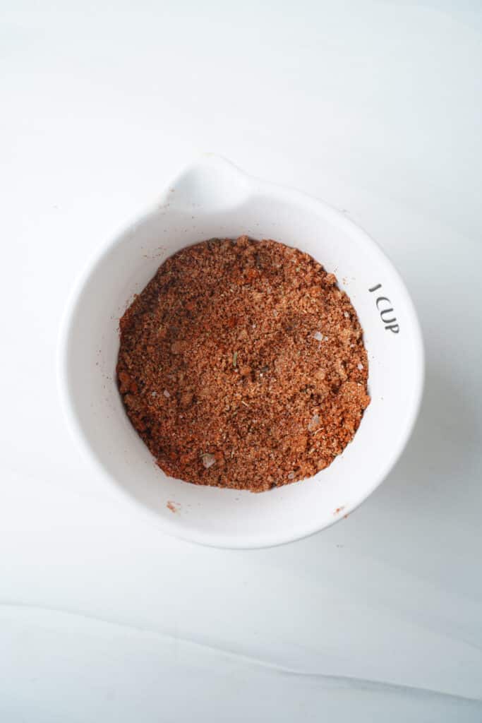 Mélanger tous les assaisonnements pour le mélange d'épices | cookingwithcassandra.com