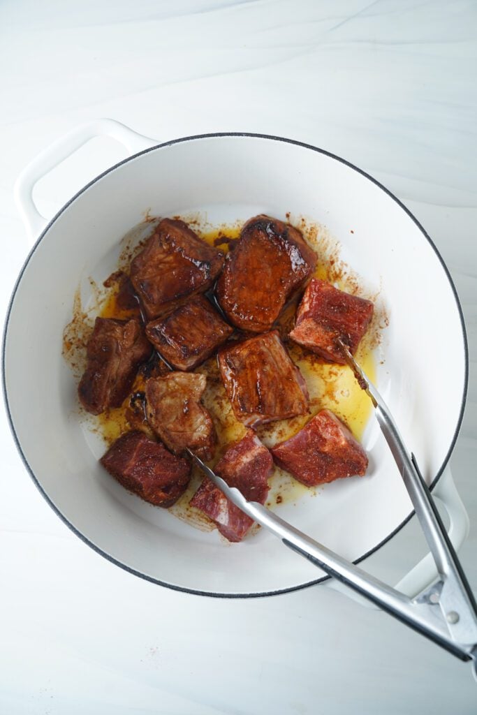 Faites saisir le porc sur tous les côtés | cookingwithcassandra.com