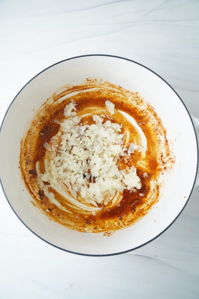Mélangez les oignons hachés et l'ail | cookingwithcassandra.com