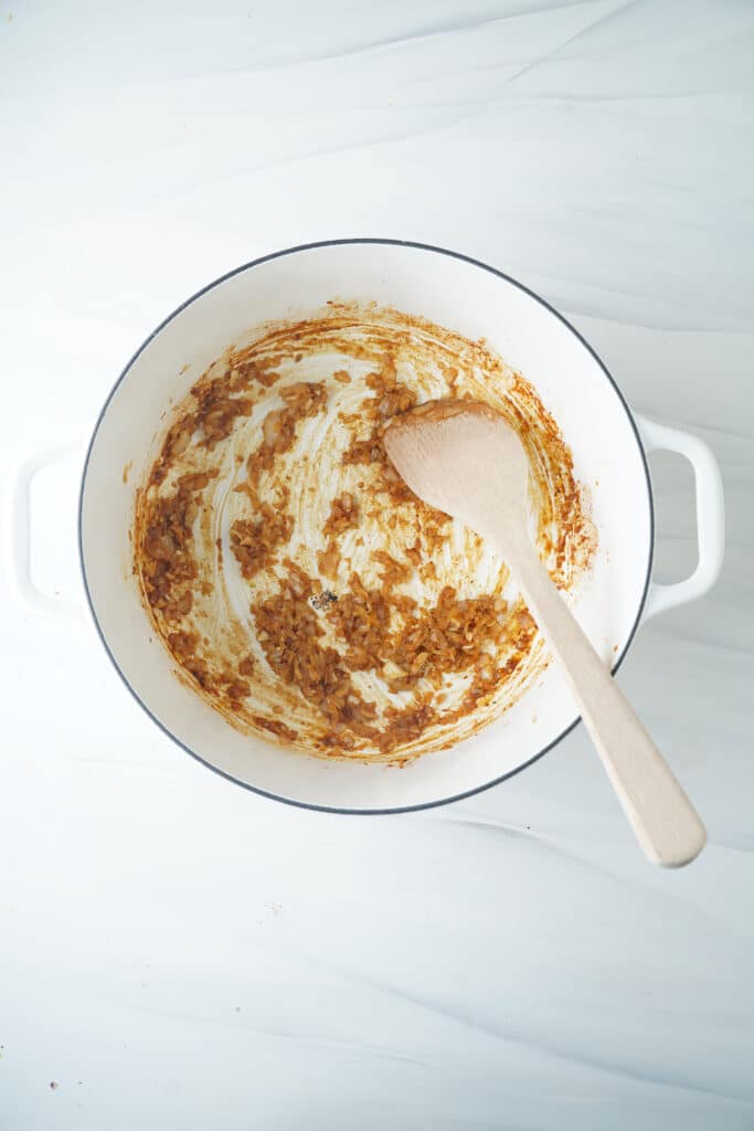 Ajout des oignons hachés et de l'ail | cookingwithcassandra.com
