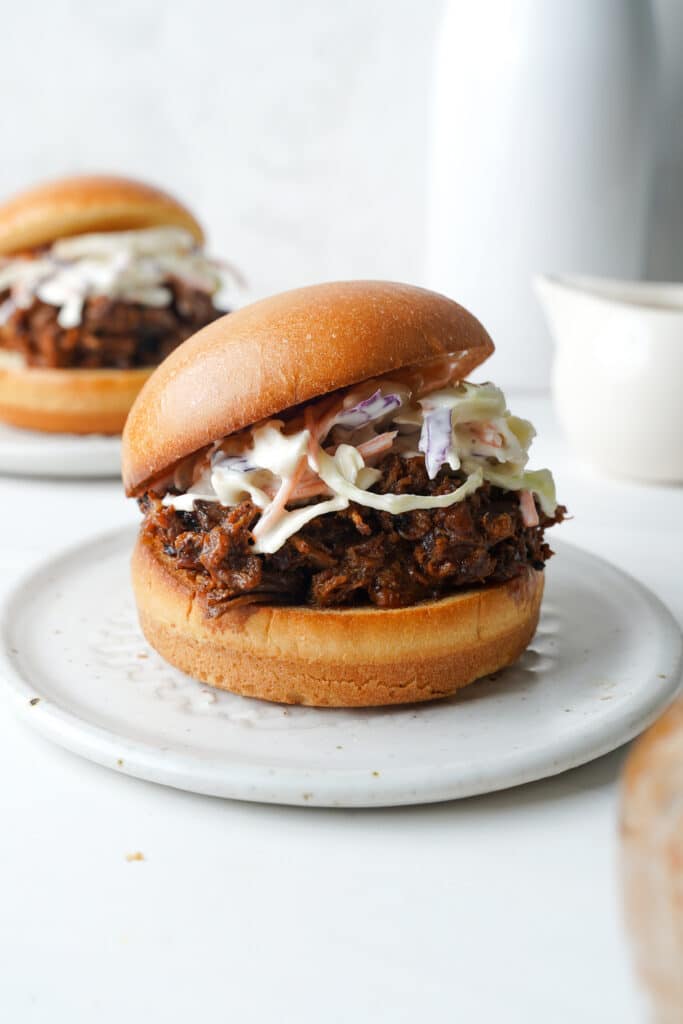 Hamburgers de Porc Effiloché Faciles | cookingwithcassandra.com
