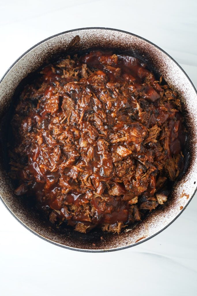 Mélanger la sauce barbecue au porc tendre | cookingwithcassandra.com