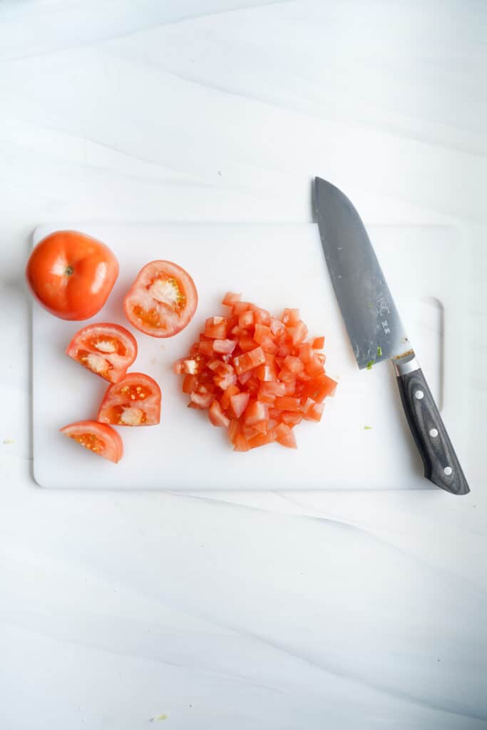 Découpe des tomates pour la recette de nachos | cookingwithcassandra.com