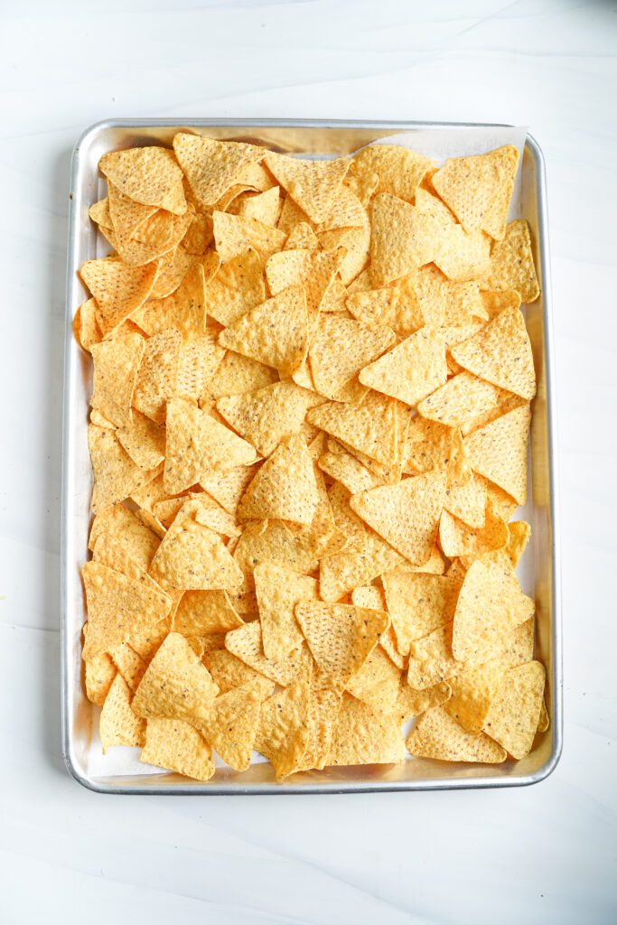 Chips de tortilla en couches pour la recette de nachos | cookingwithcassandra.com
