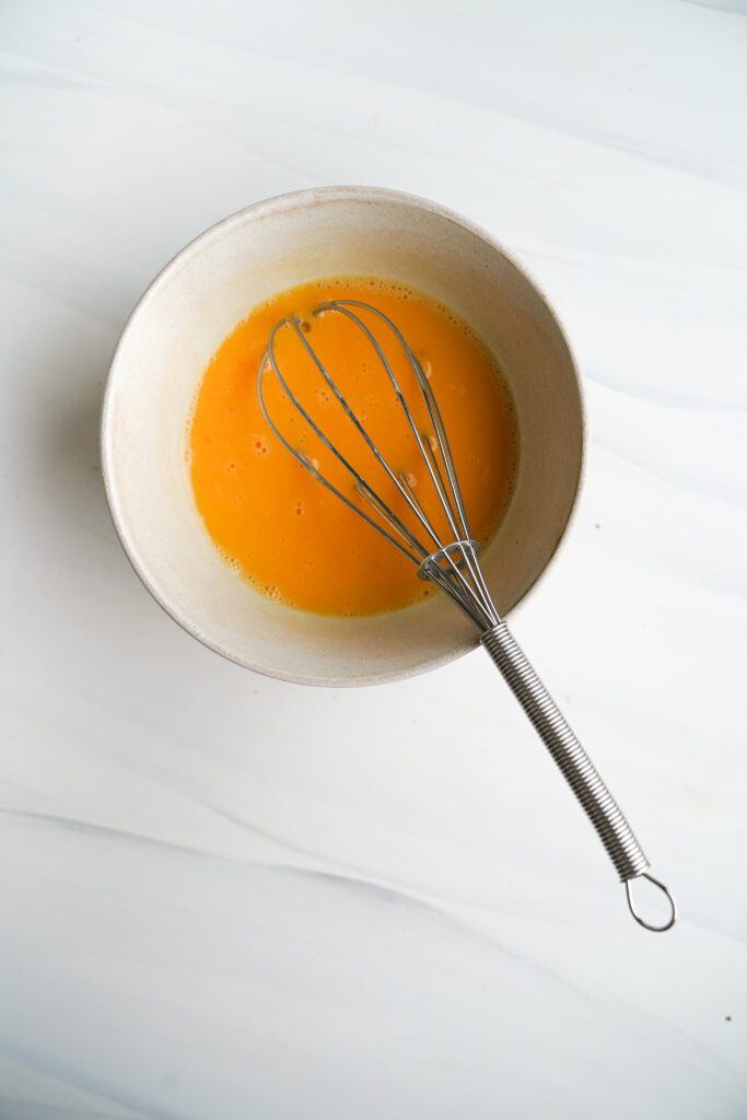 Œuf battu dans un bol | cookingwithcassandra.com