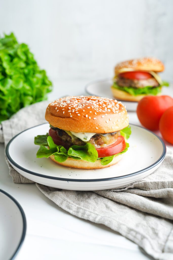 Délicieux hamburger fait maison | cookingwithcassandra.com