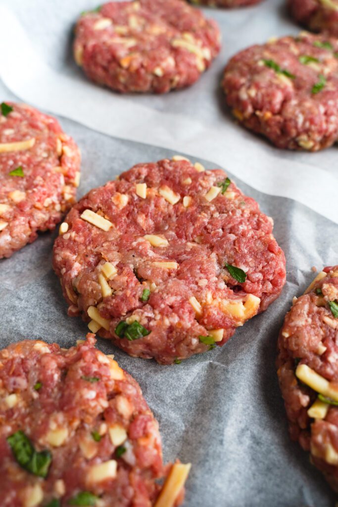 Steaks de hamburger en bœuf haché et porc haché maigre | cookingwithcassandra.com